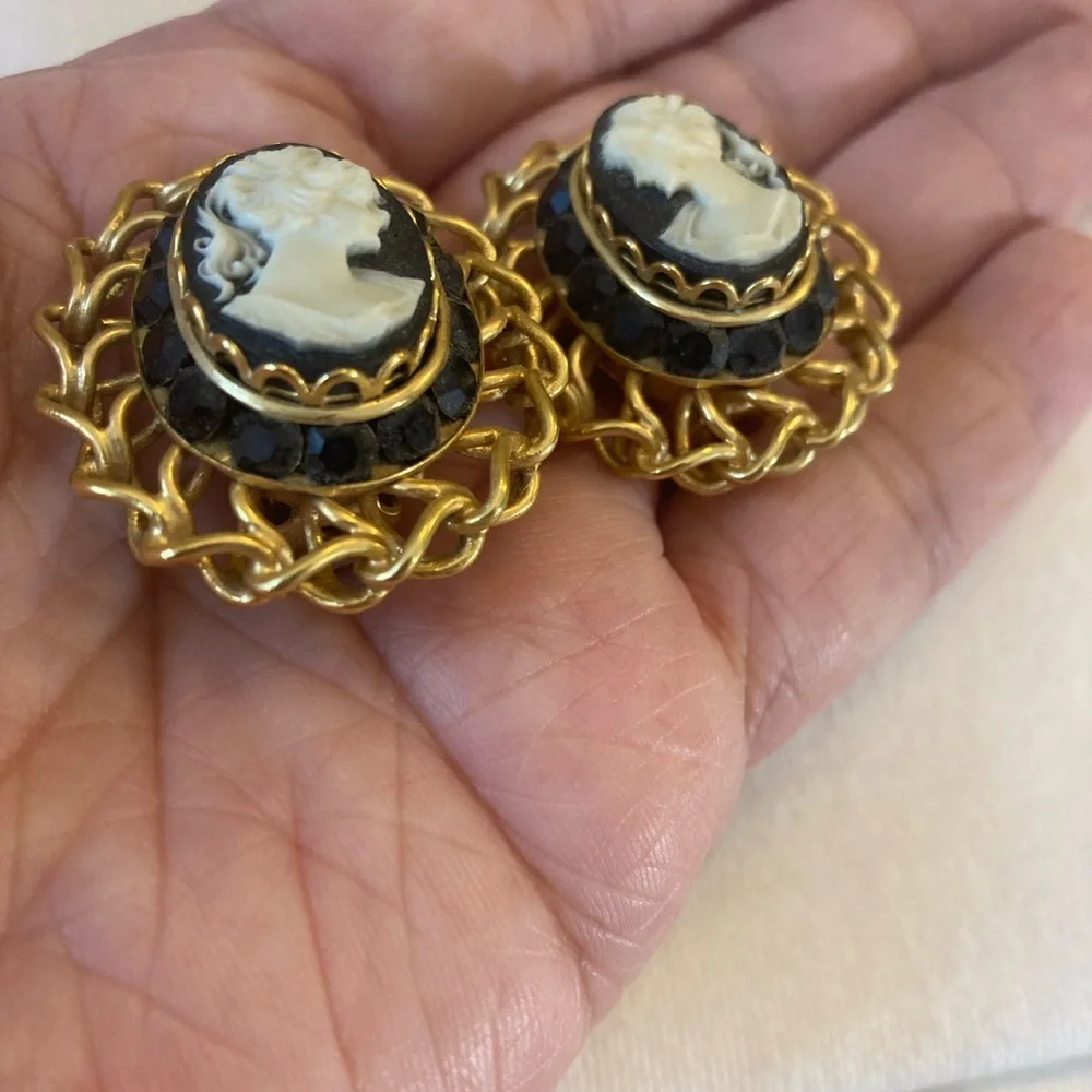 Olala Signed Cameo Ornate Vintage Clip on Earrings - Picture 5 of 6